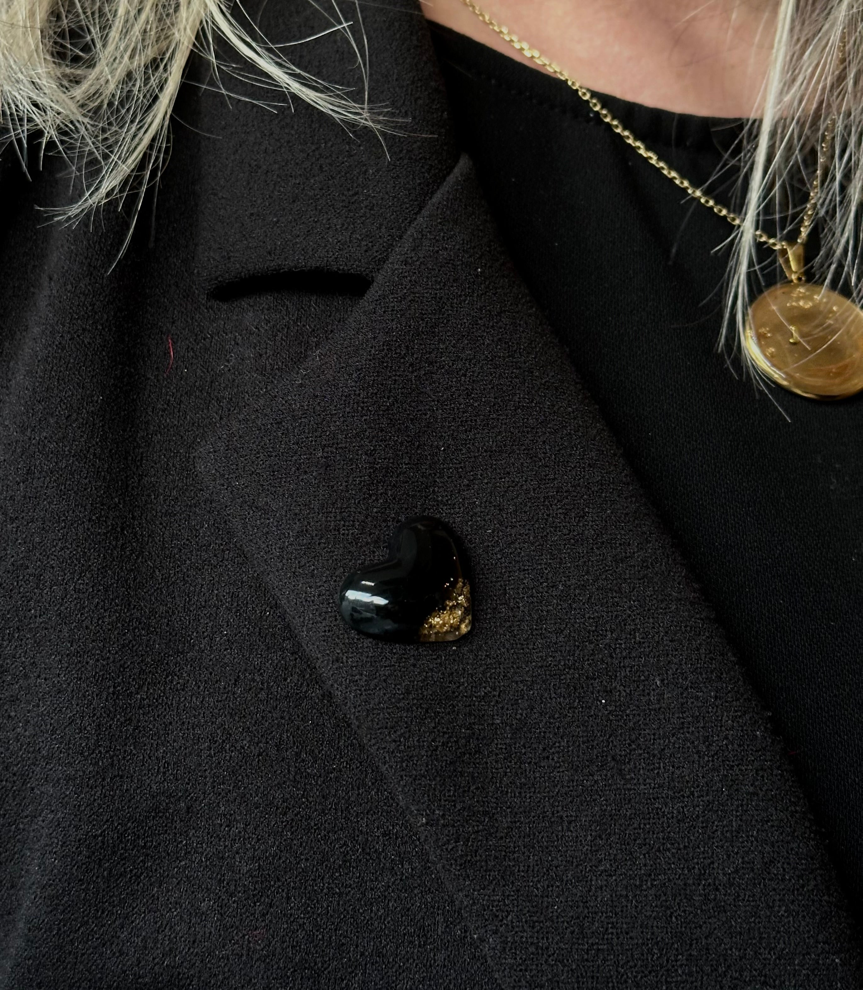 Pin’s cœur noir et or