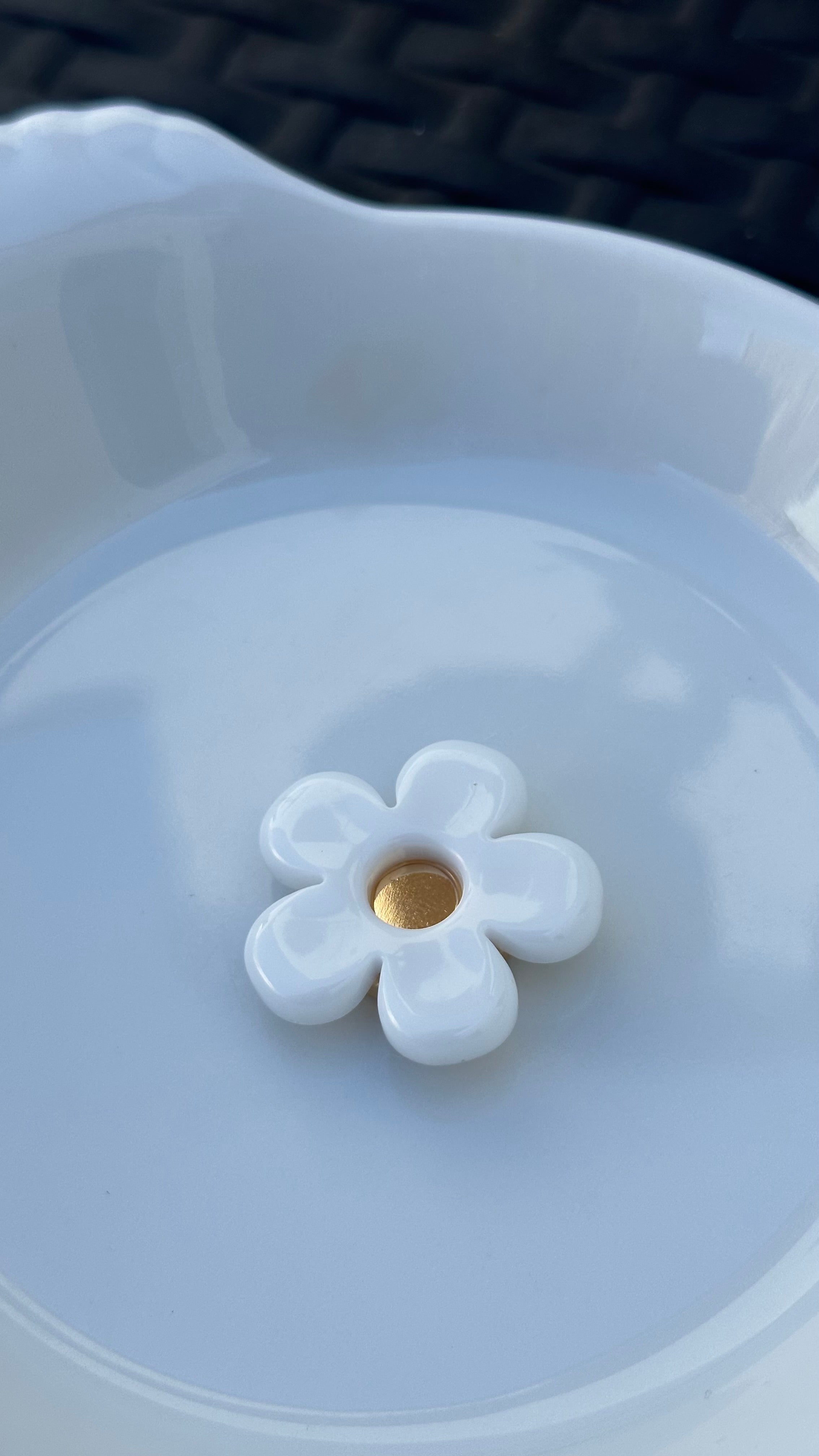 Titi bouton grande fleur blanche