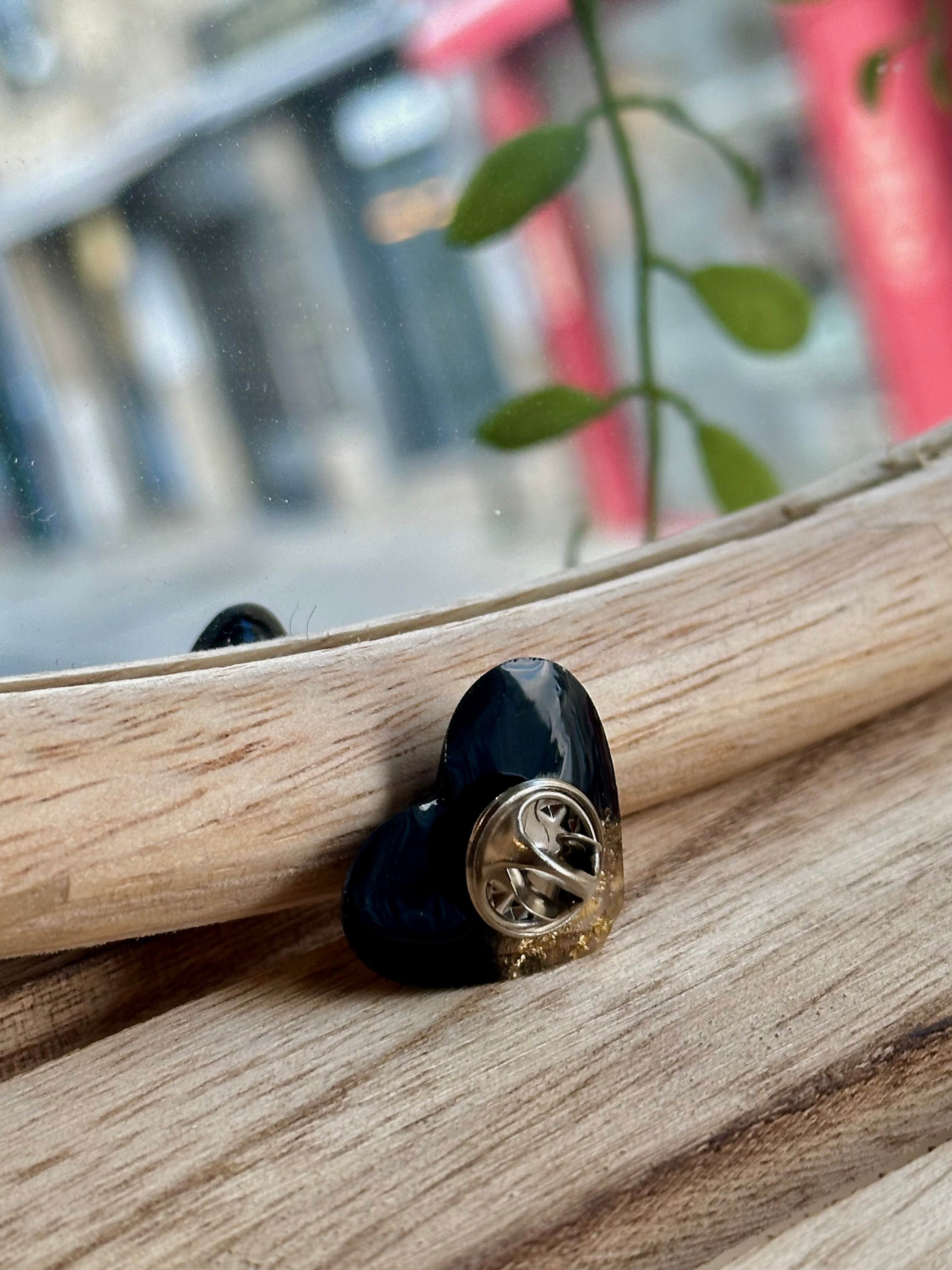 Pin’s cœur noir et or