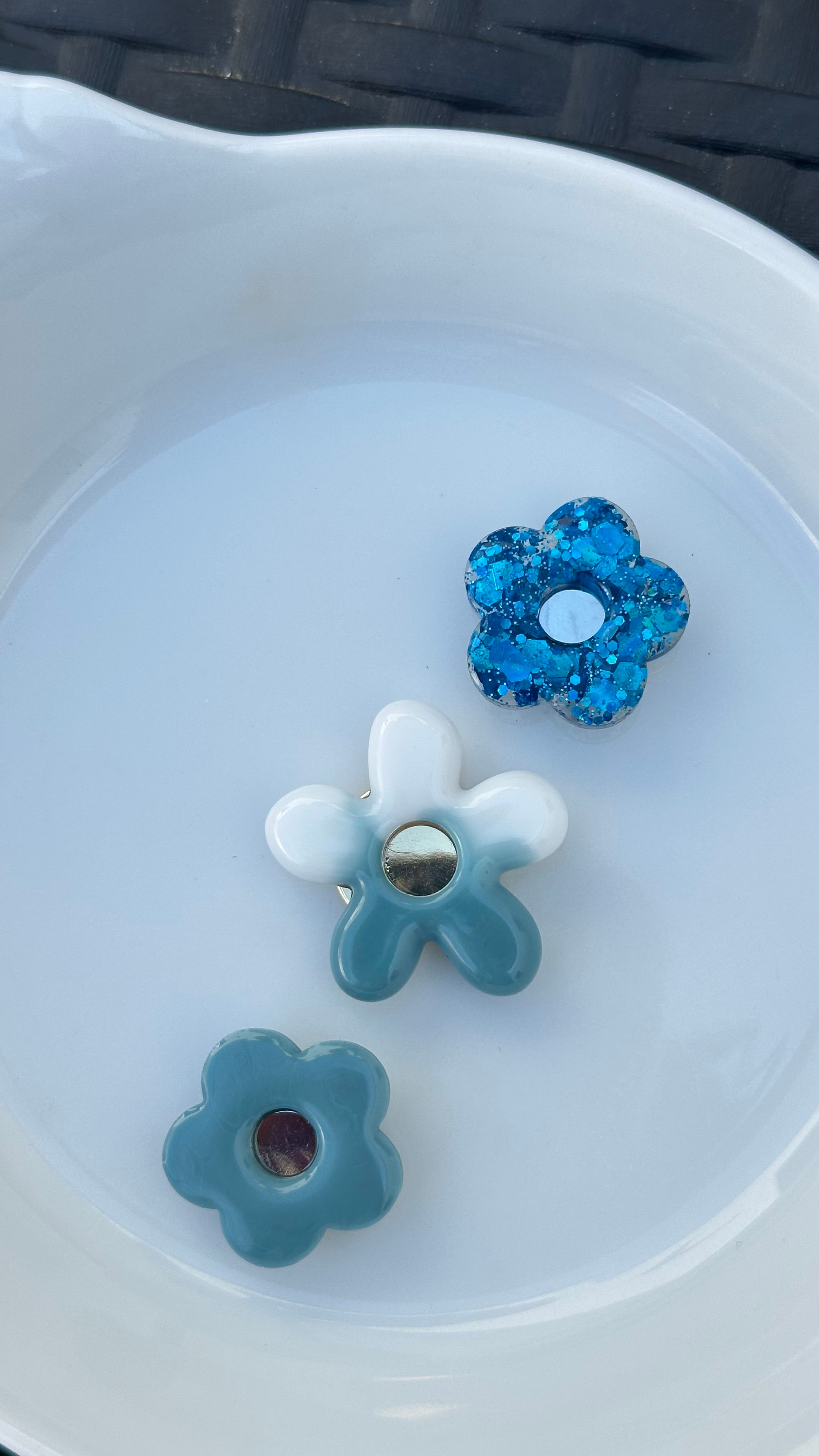 Titi bouton grande fleur blanche et bleu céladon