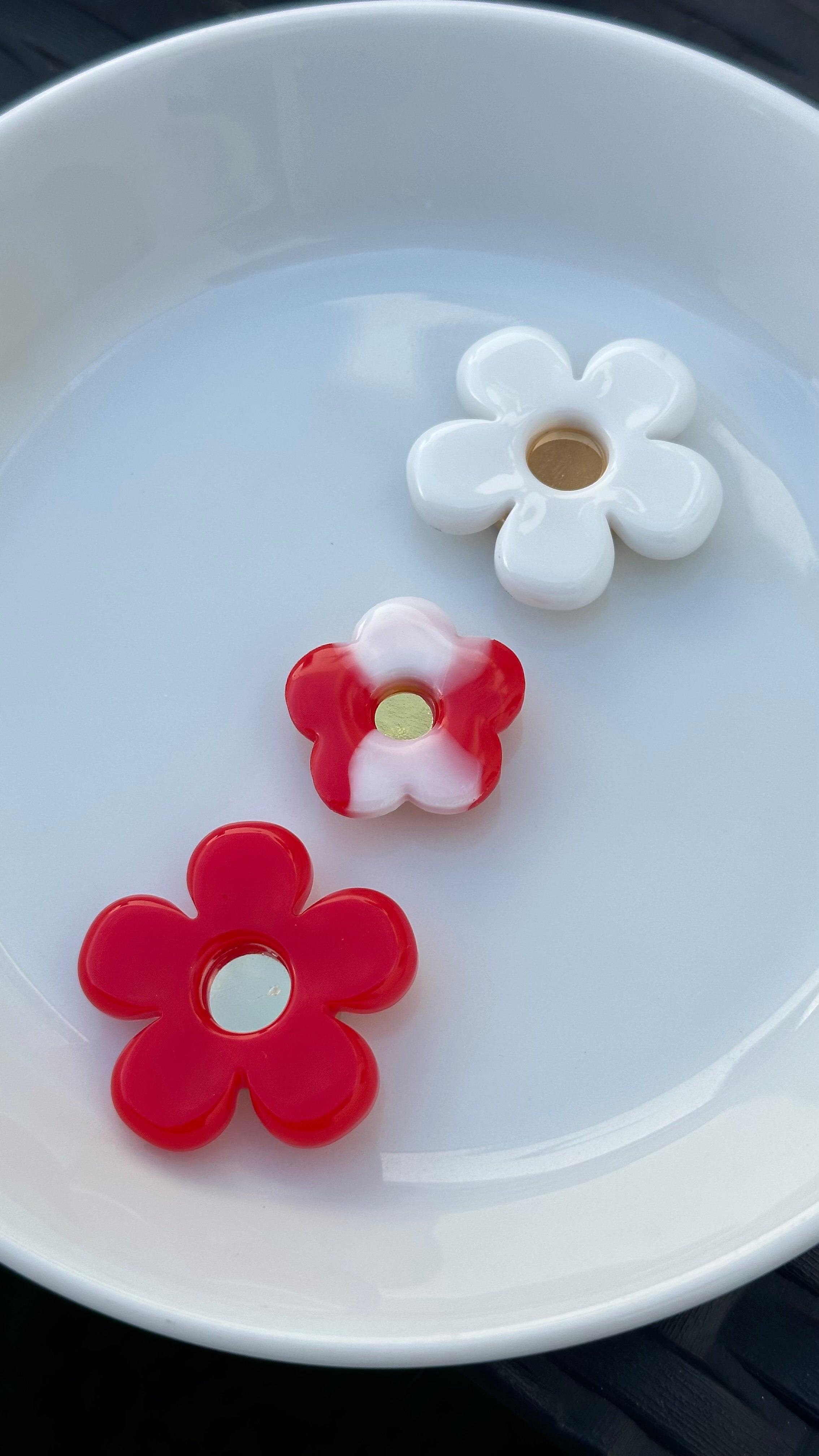 Titi bouton petite fleur rouge et blanc