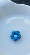 Titi bouton petite fleur pailletée bleu
