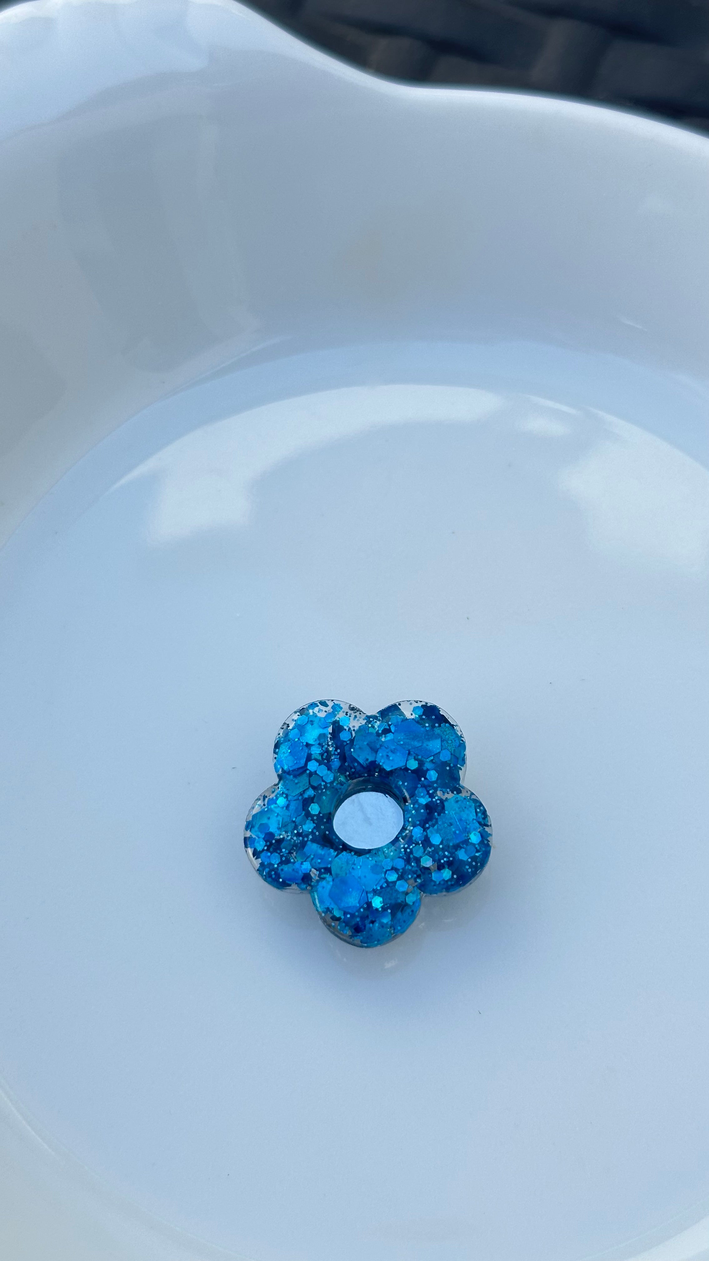Titi bouton petite fleur pailletée bleu