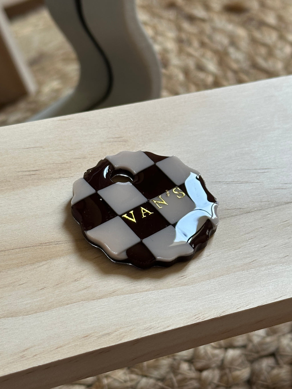 Médaille tartelette damier choco beige
