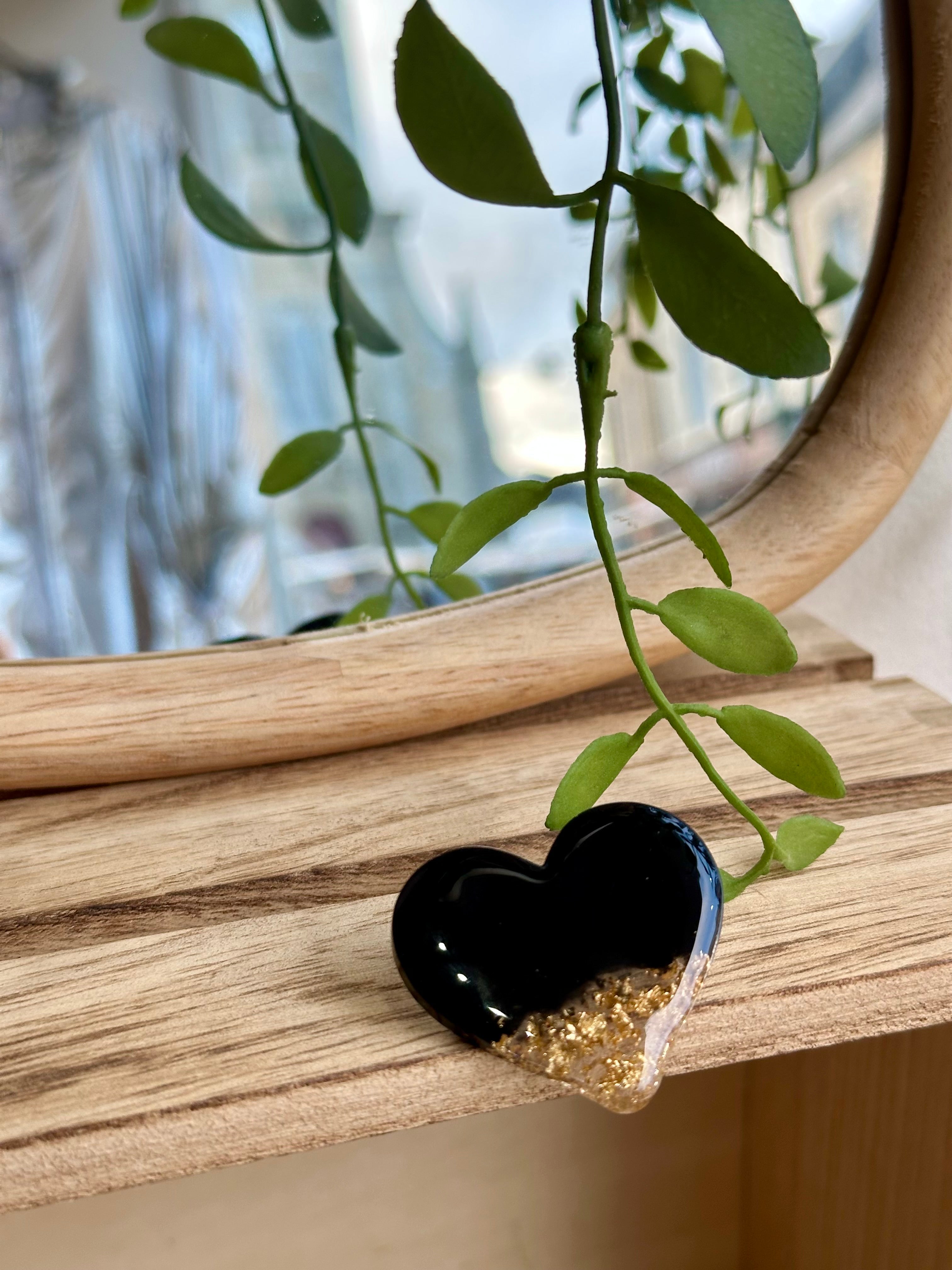 Broche cœur noir et or