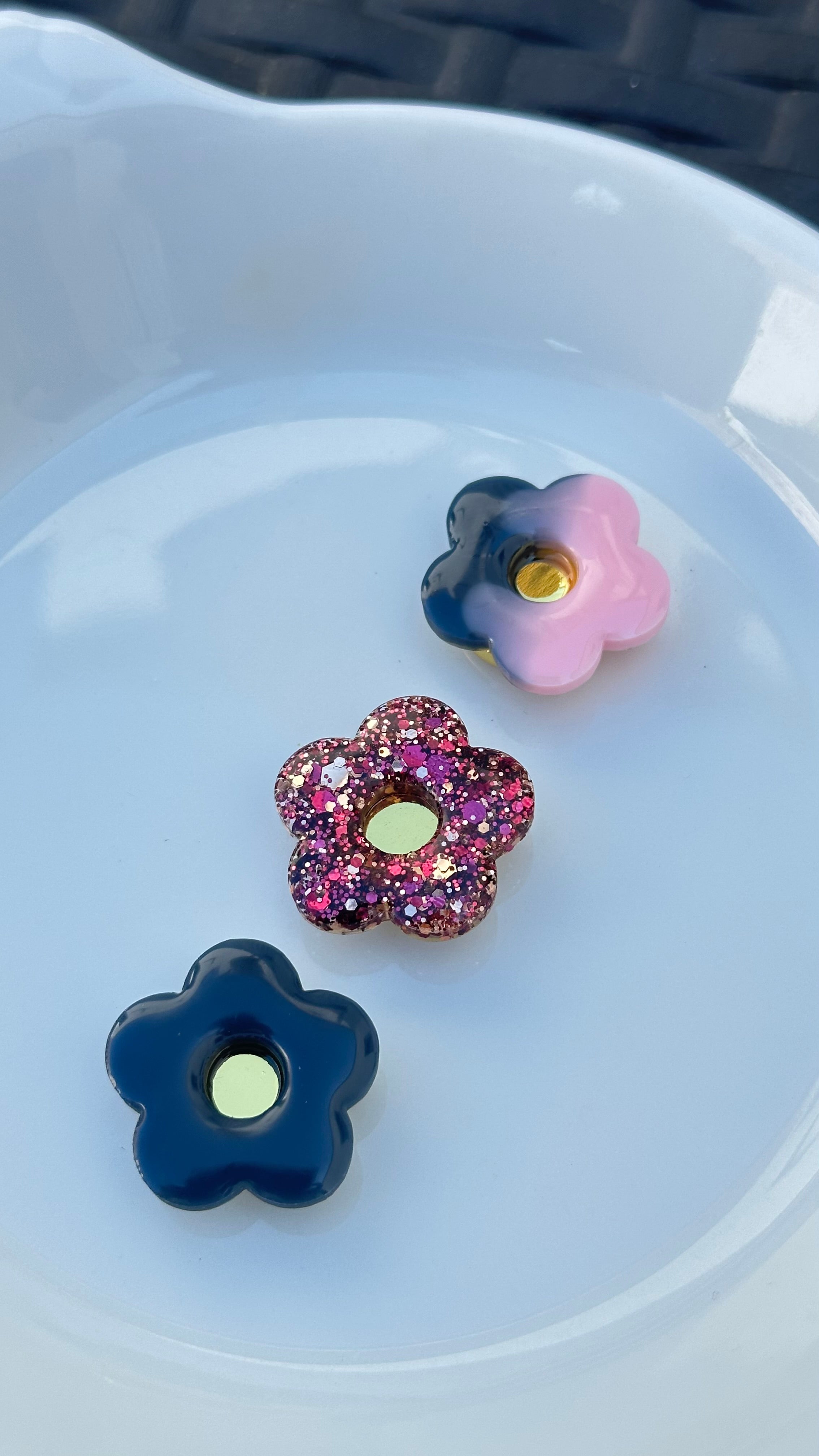 Titi bouton petite fleur bleu marine et rose baby