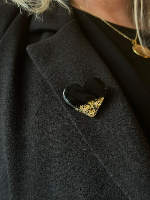 Broche cœur noir et or