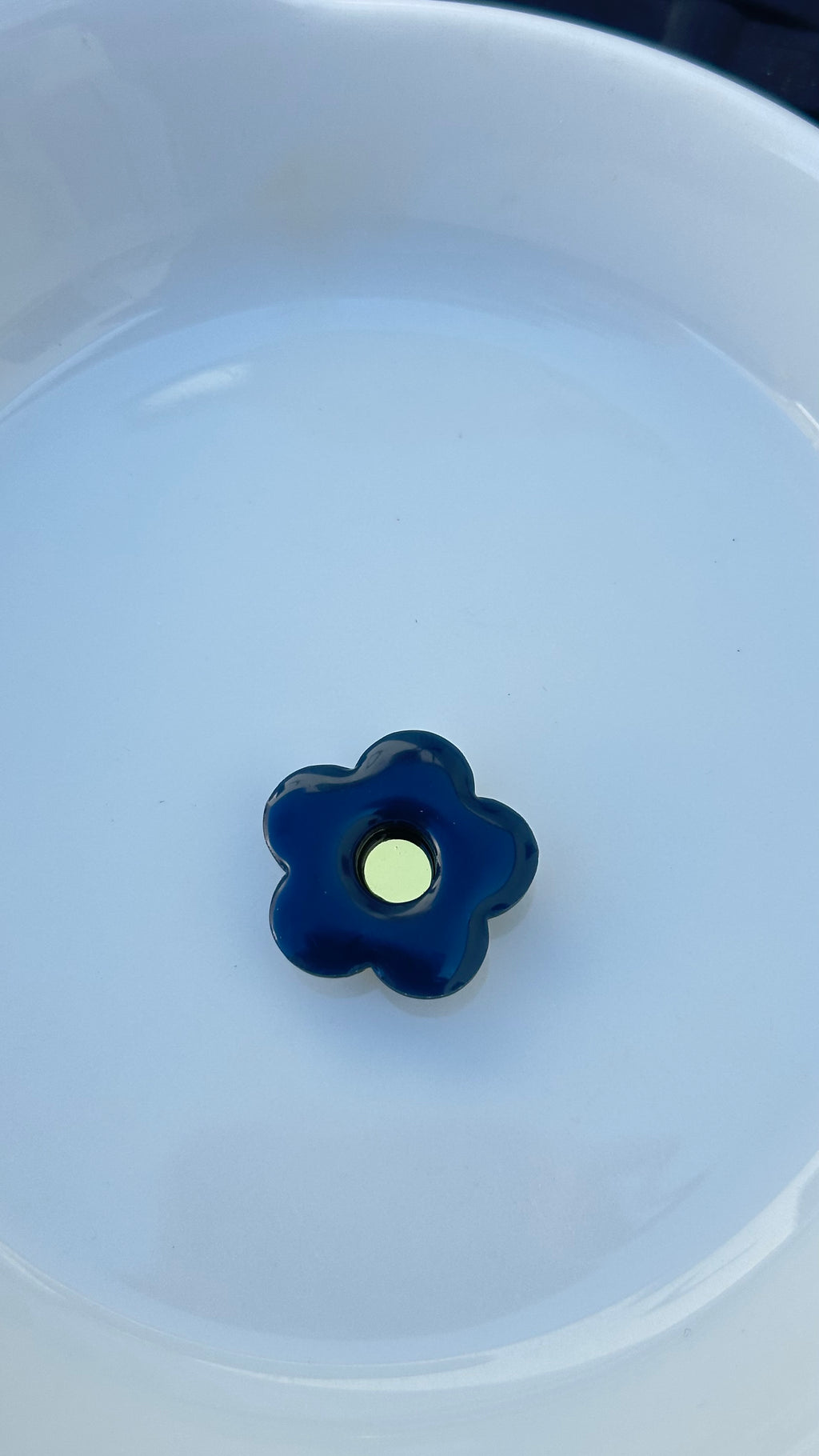 Titi bouton petite fleur bleu marine