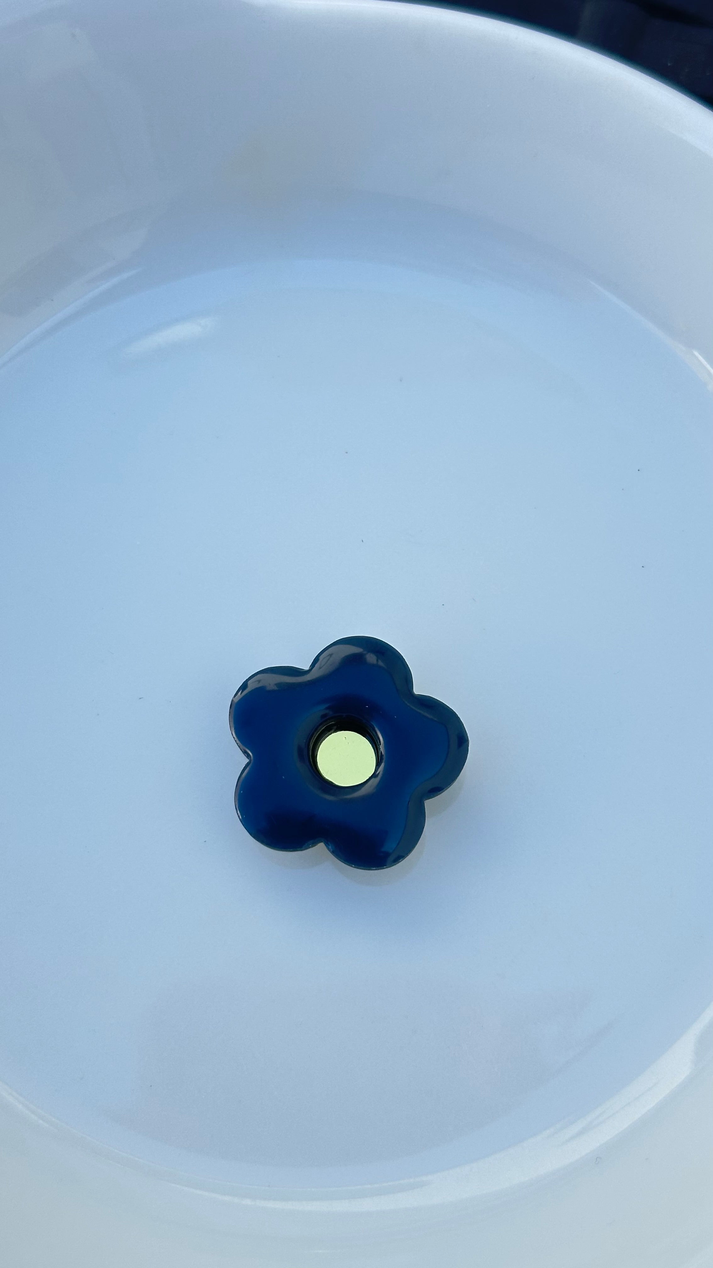 Titi bouton petite fleur bleu marine