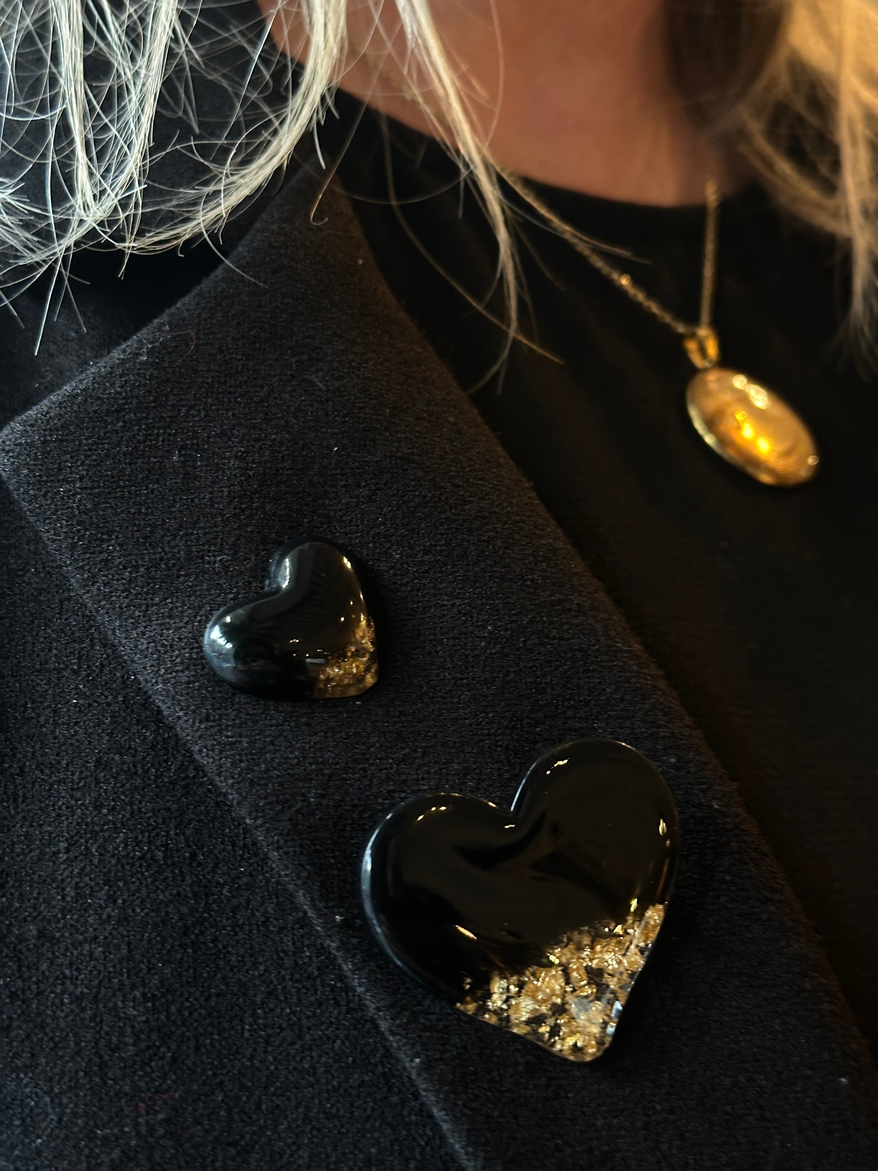 Broche cœur noir et or