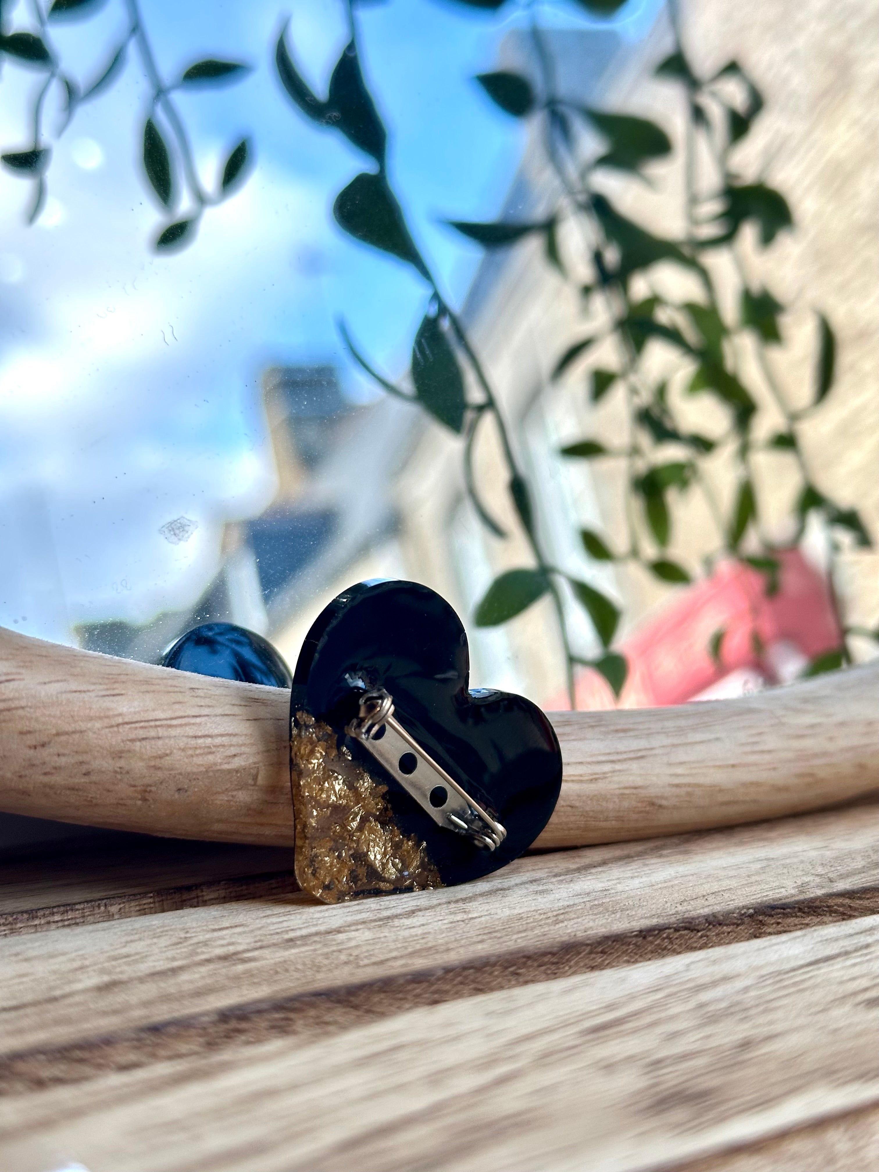 Broche cœur noir et or