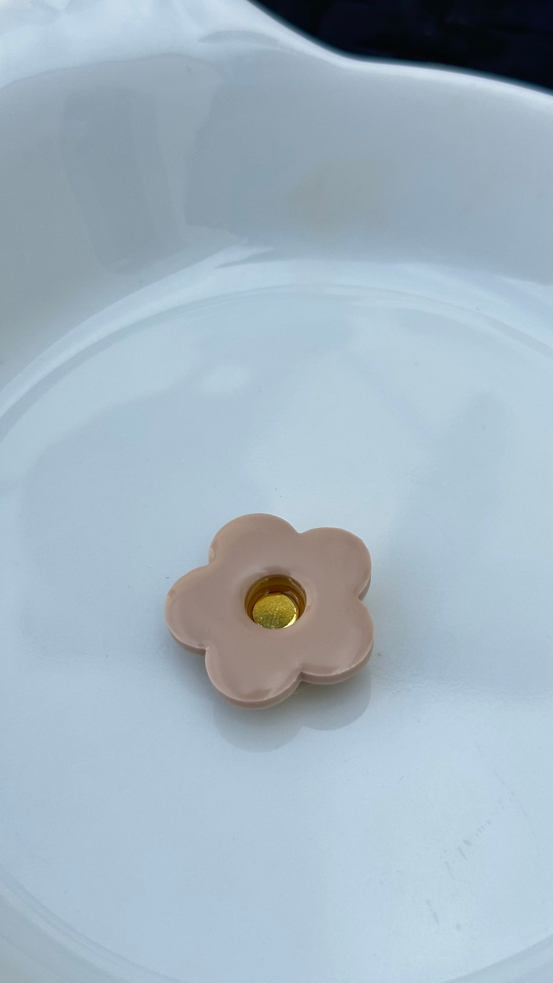Titi bouton beige petite fleur