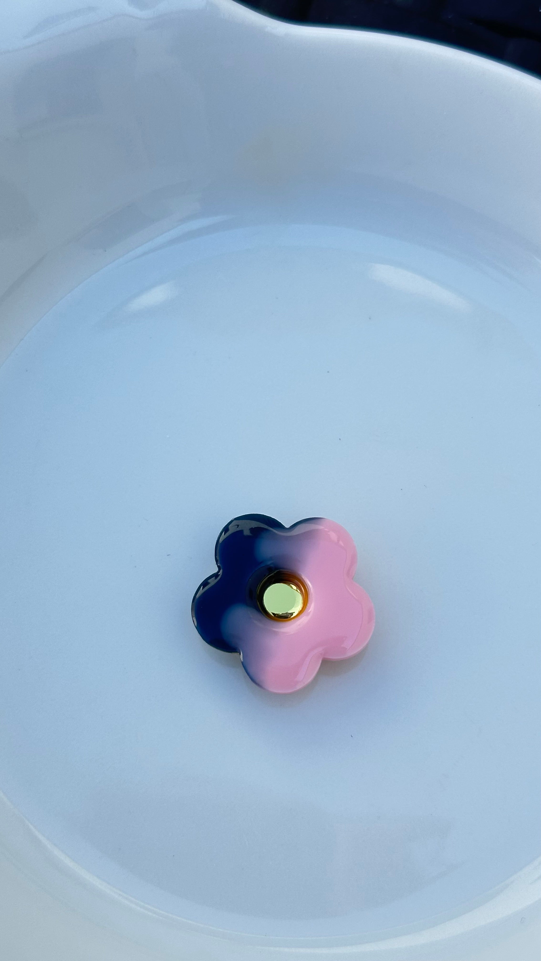 Titi bouton petite fleur bleu marine et rose baby