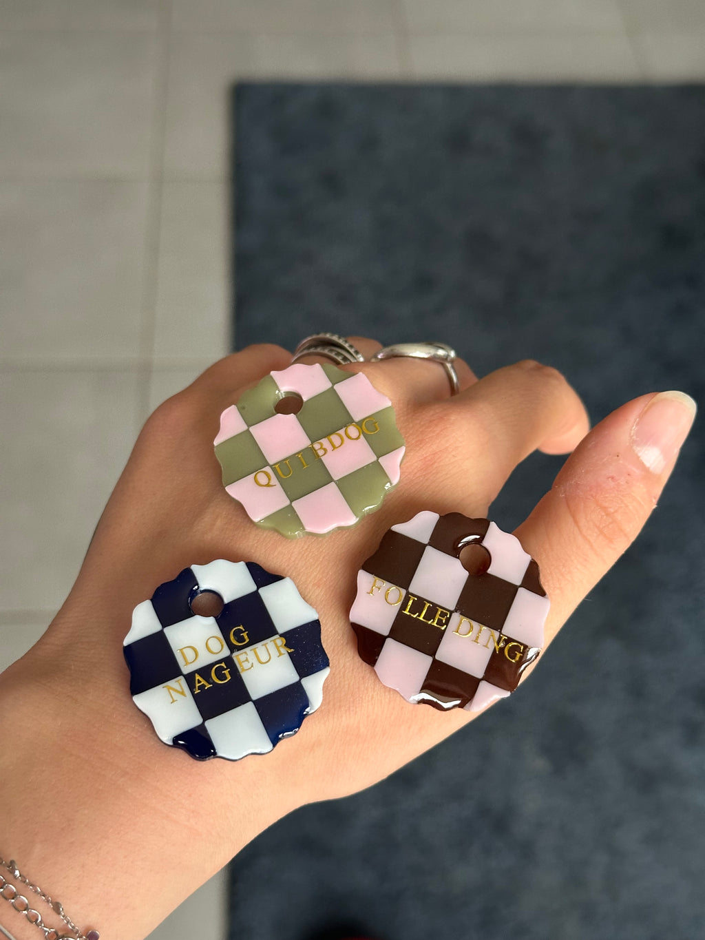 Médaille tartelette damier bleu et blanc