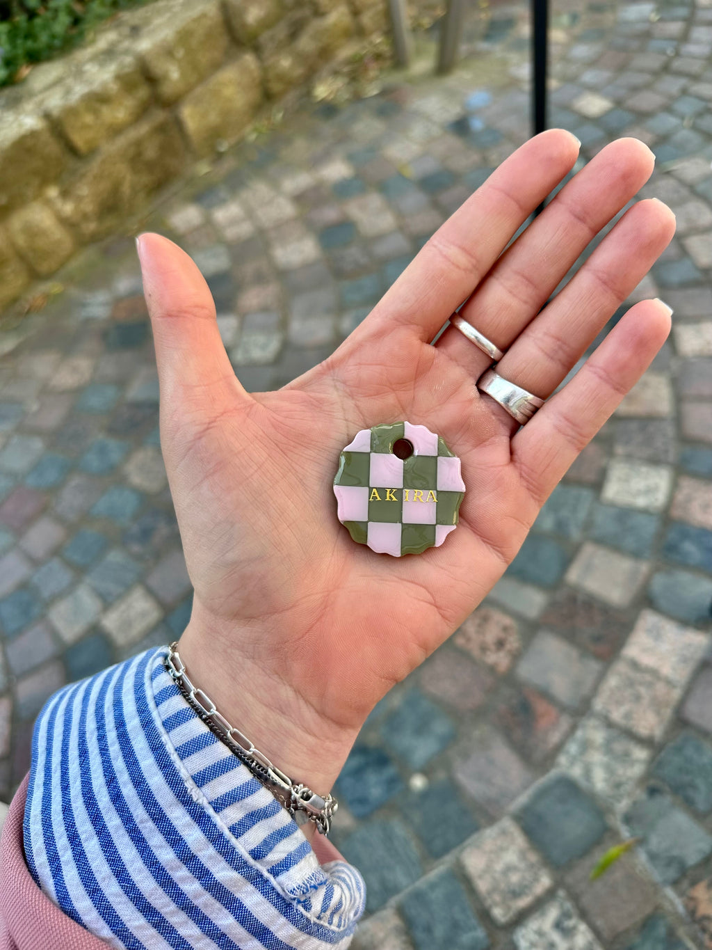 Médaille tartelette damier sauge et rose
