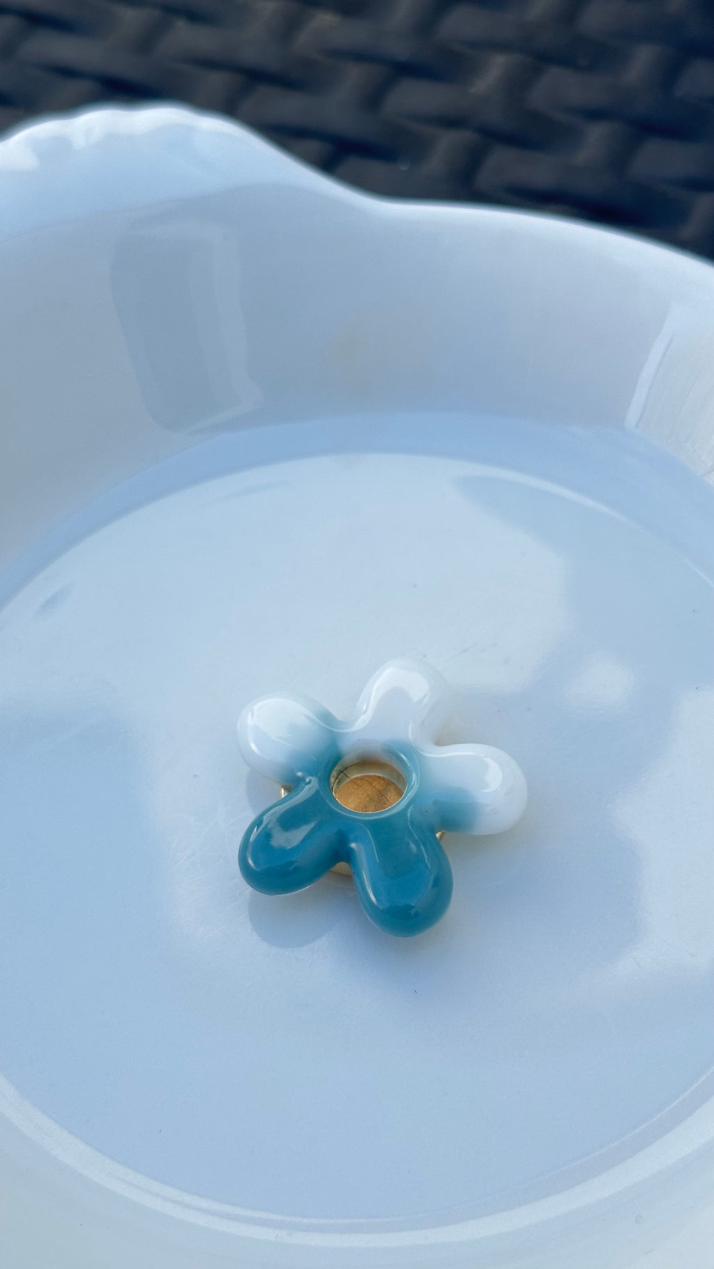 Titi bouton grande fleur blanche et bleu céladon