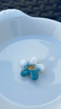 Titi bouton grande fleur blanche et bleu céladon