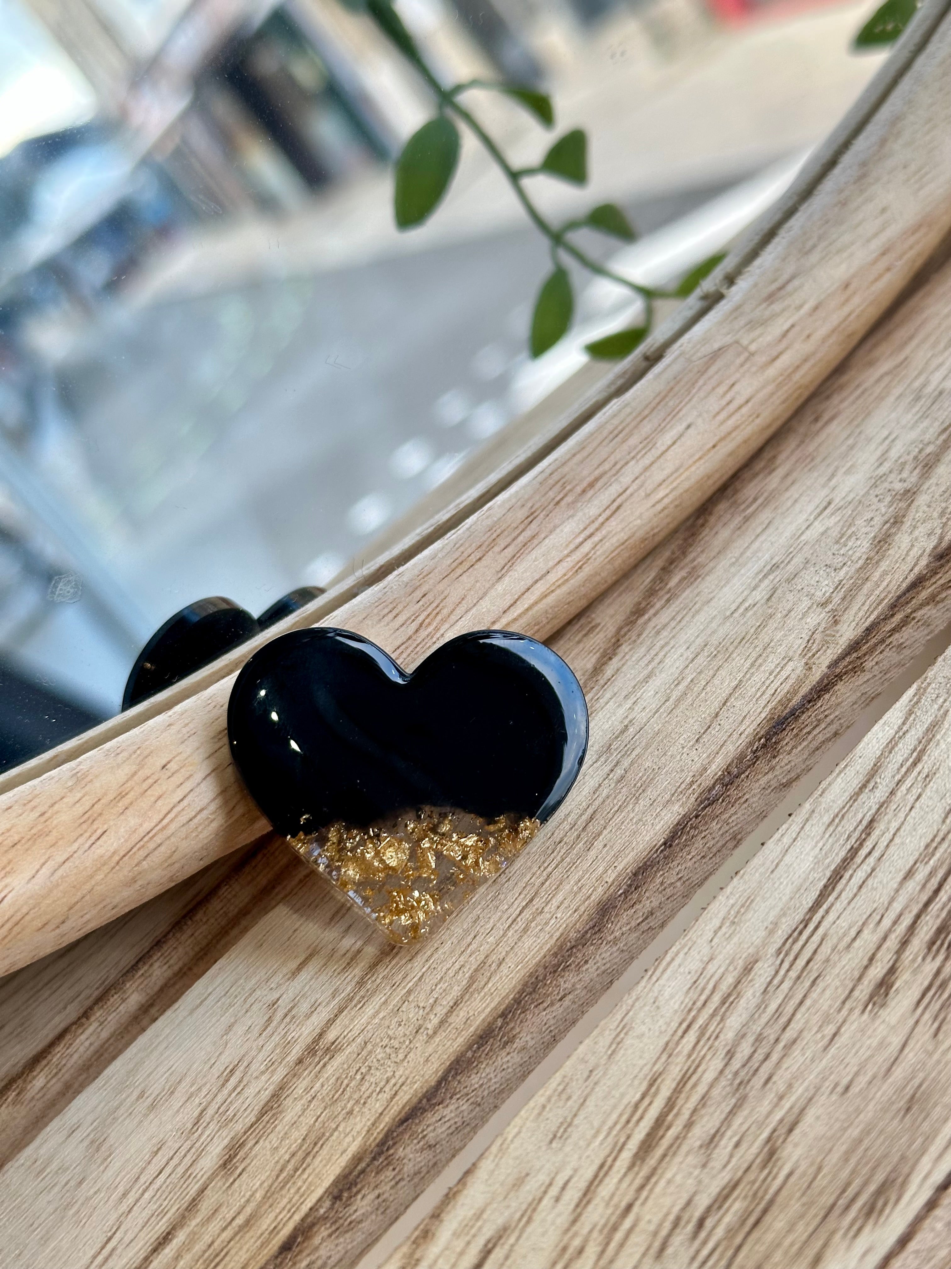 Broche cœur noir et or