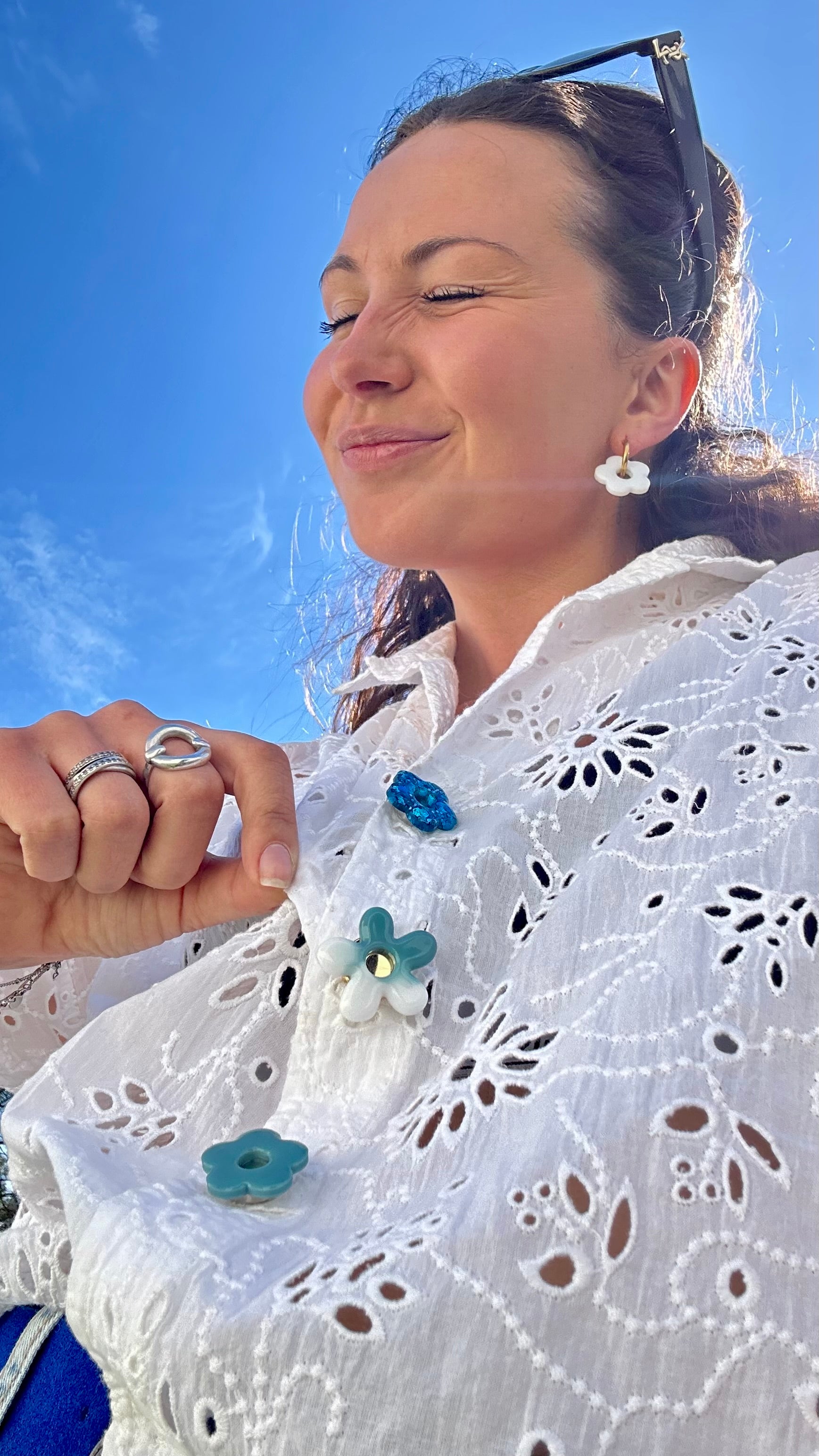 Titi bouton grande fleur blanche et bleu céladon