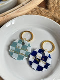 Médaille tartelette damier bleu et blanc