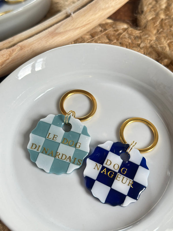 Médaille tartelette damier bleu et blanc