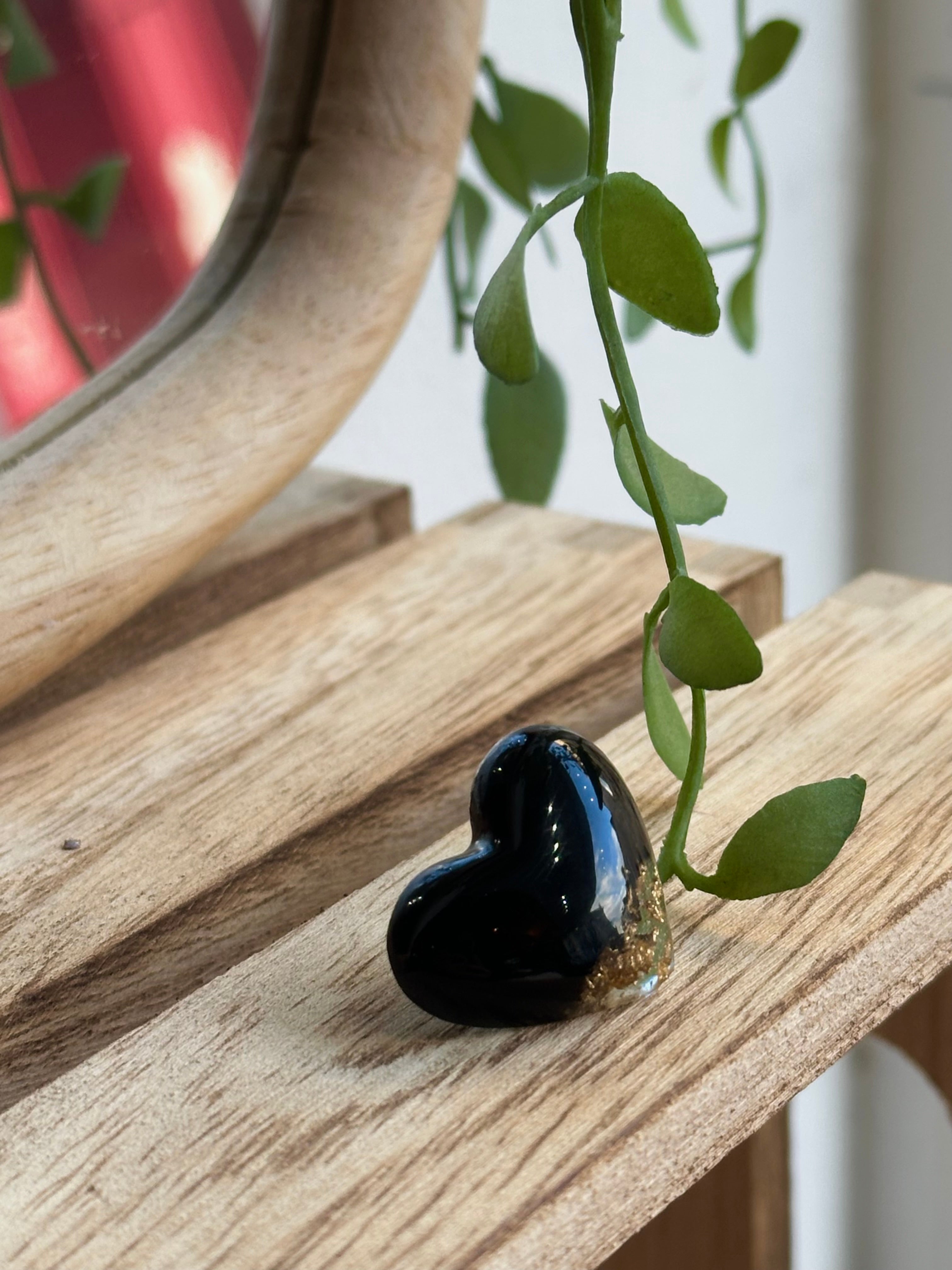 Pin’s cœur noir et or