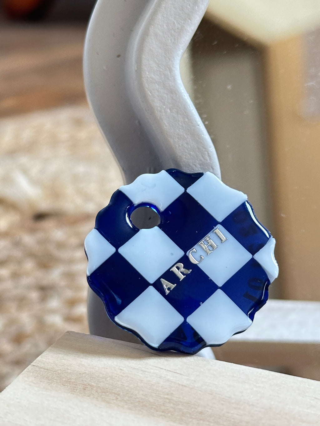 Médaille tartelette damier bleu et blanc